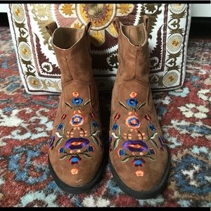 Faux suede boots with flower embroidery details
